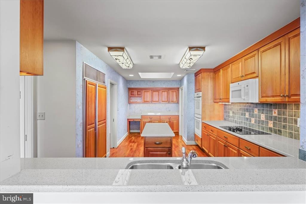 215 BROOKE AVE #1004, NORFOLK, Virginia 23510, 3 Bedrooms Bedrooms, 8 Rooms Rooms,3 BathroomsBathrooms,Residential,For sale,215 BROOKE AVE #1004,VANF2000082 MLS # VANF2000082