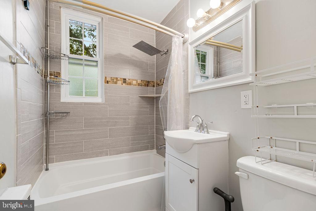 248 N THOMAS ST N #1, ARLINGTON, Virginia 22203, 1 Bedroom Bedrooms, 2 Rooms Rooms,1 BathroomBathrooms,Residential,For sale,248 N THOMAS ST N #1,VAAR2061544 MLS # VAAR2061544
