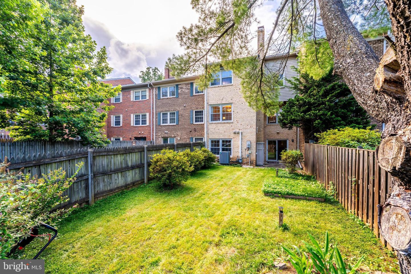 1123 MOOREFIELD HILL CT SW, VIENNA, Virginia 22180, 3 Bedrooms Bedrooms, ,3 BathroomsBathrooms,Residential,For sale,1123 MOOREFIELD HILL CT SW,VAFX2259228 MLS # VAFX2259228