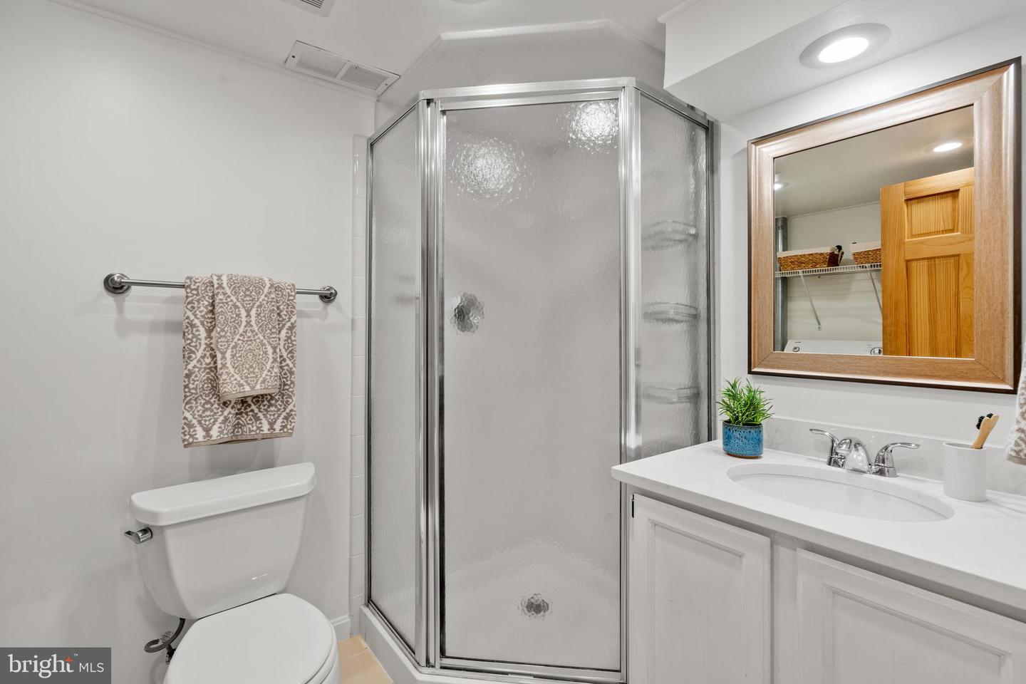 3327 S STAFFORD ST, ARLINGTON, Virginia 22206, 2 Bedrooms Bedrooms, ,2 BathroomsBathrooms,Residential,For sale,3327 S STAFFORD ST,VAAR2061852 MLS # VAAR2061852