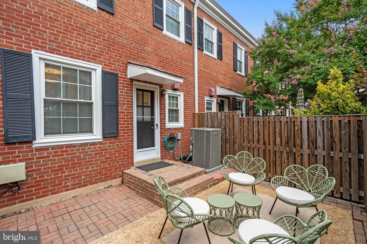3327 S STAFFORD ST, ARLINGTON, Virginia 22206, 2 Bedrooms Bedrooms, ,2 BathroomsBathrooms,Residential,For sale,3327 S STAFFORD ST,VAAR2061852 MLS # VAAR2061852