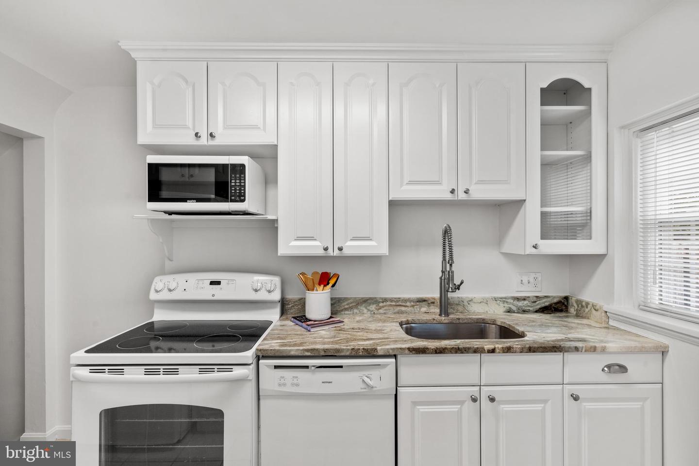 3327 S STAFFORD ST, ARLINGTON, Virginia 22206, 2 Bedrooms Bedrooms, ,2 BathroomsBathrooms,Residential,For sale,3327 S STAFFORD ST,VAAR2061852 MLS # VAAR2061852