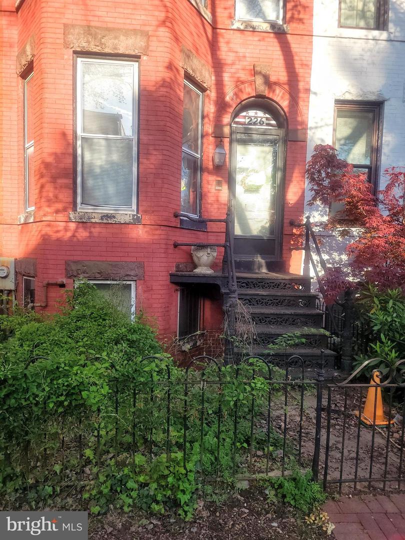 226 10TH ST SE, WASHINGTON, District Of Columbia 20003, 3 Bedrooms Bedrooms, ,2 BathroomsBathrooms,Residential,For sale,226 10TH ST SE,DCDC2213402 MLS # DCDC2213402