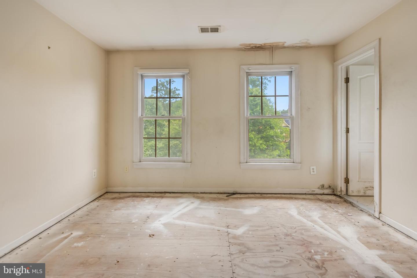 12111 WALNUT BRANCH RD, RESTON, Virginia 20194, 5 Bedrooms Bedrooms, ,4 BathroomsBathrooms,Residential,For sale,12111 WALNUT BRANCH RD,VAFX2259512 MLS # VAFX2259512