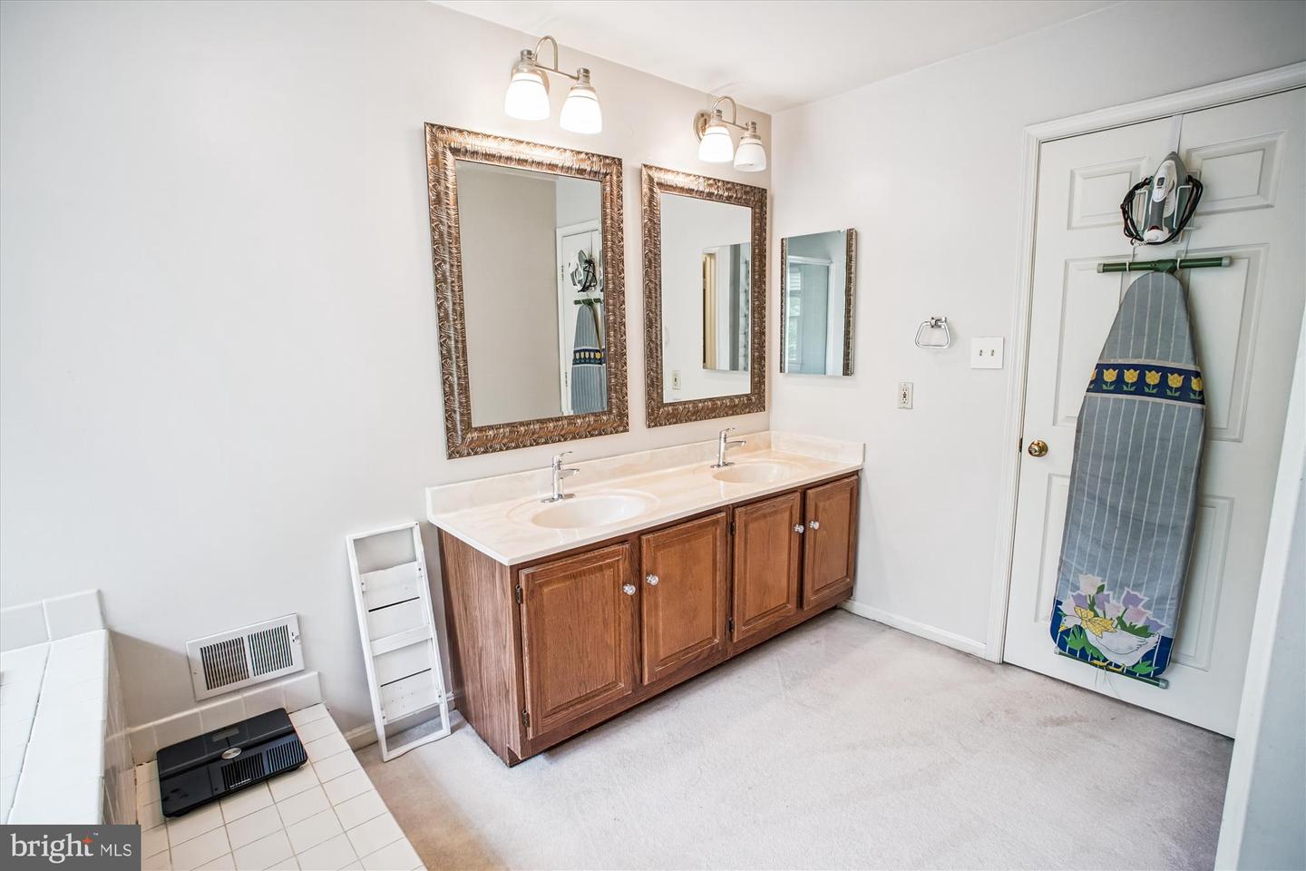 13605 OLD CHATWOOD PL, CHANTILLY, Virginia 20151, 4 Bedrooms Bedrooms, ,3 BathroomsBathrooms,Residential,For sale,13605 OLD CHATWOOD PL,VAFX2259516 MLS # VAFX2259516