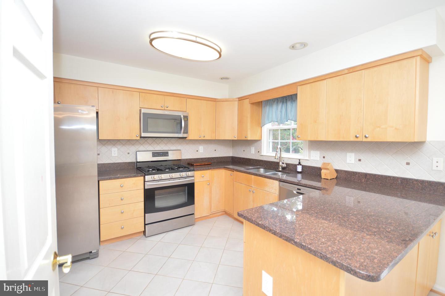 12319 FOX LAKE CT, FAIRFAX, Virginia 22033, 3 Bedrooms Bedrooms, ,2 BathroomsBathrooms,Residential,For sale,12319 FOX LAKE CT,VAFX2244634 MLS # VAFX2244634
