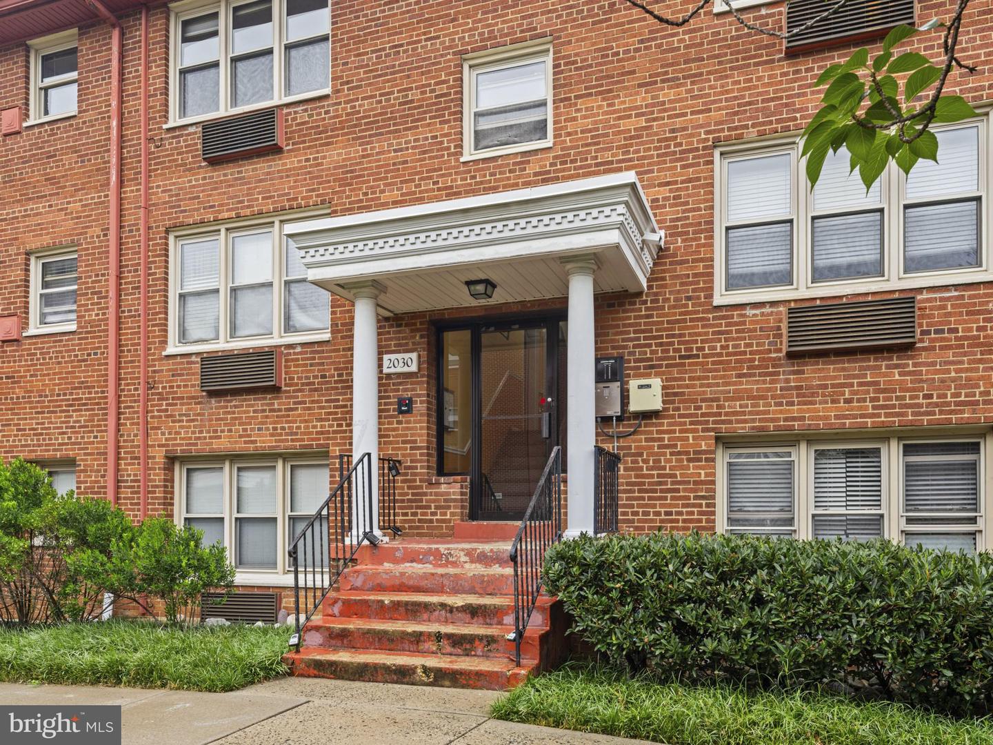 2030 N WOODROW ST #11, ARLINGTON, Virginia 22207, 1 Bedroom Bedrooms, 2 Rooms Rooms,1 BathroomBathrooms,Residential,For sale,2030 N WOODROW ST #11,VAAR2061576 MLS # VAAR2061576