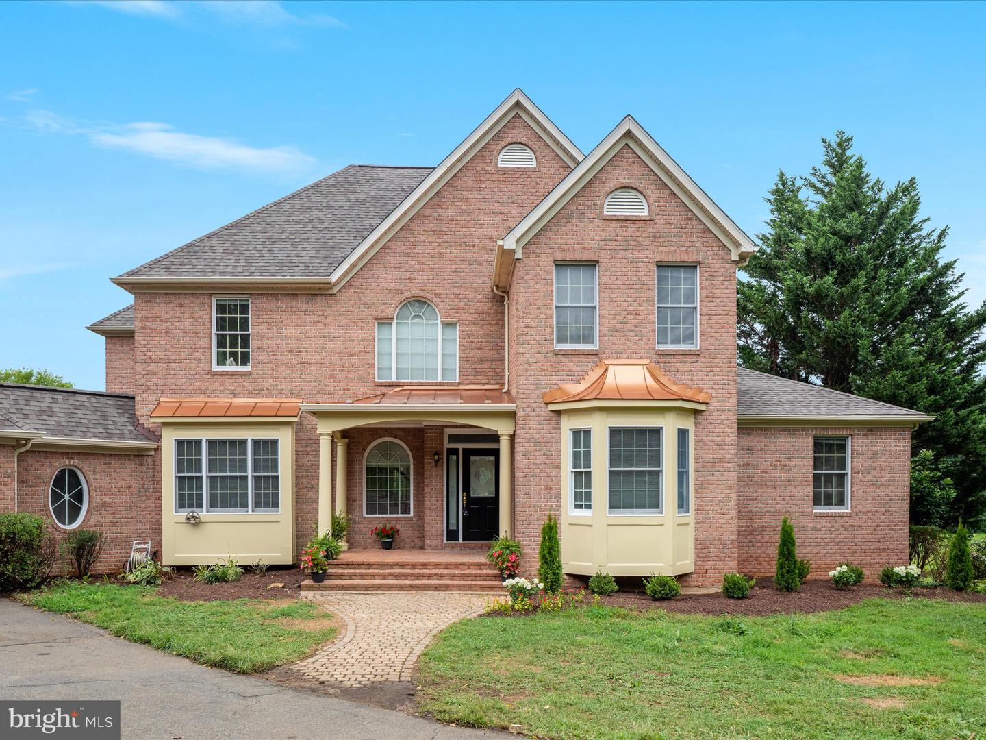 7563 FOXVIEW DR, WARRENTON, Virginia 20186, 5 Bedrooms Bedrooms, 9 Rooms Rooms,4 BathroomsBathrooms,Residential,For sale,7563 FOXVIEW DR,VAFQ2017450 MLS # VAFQ2017450
