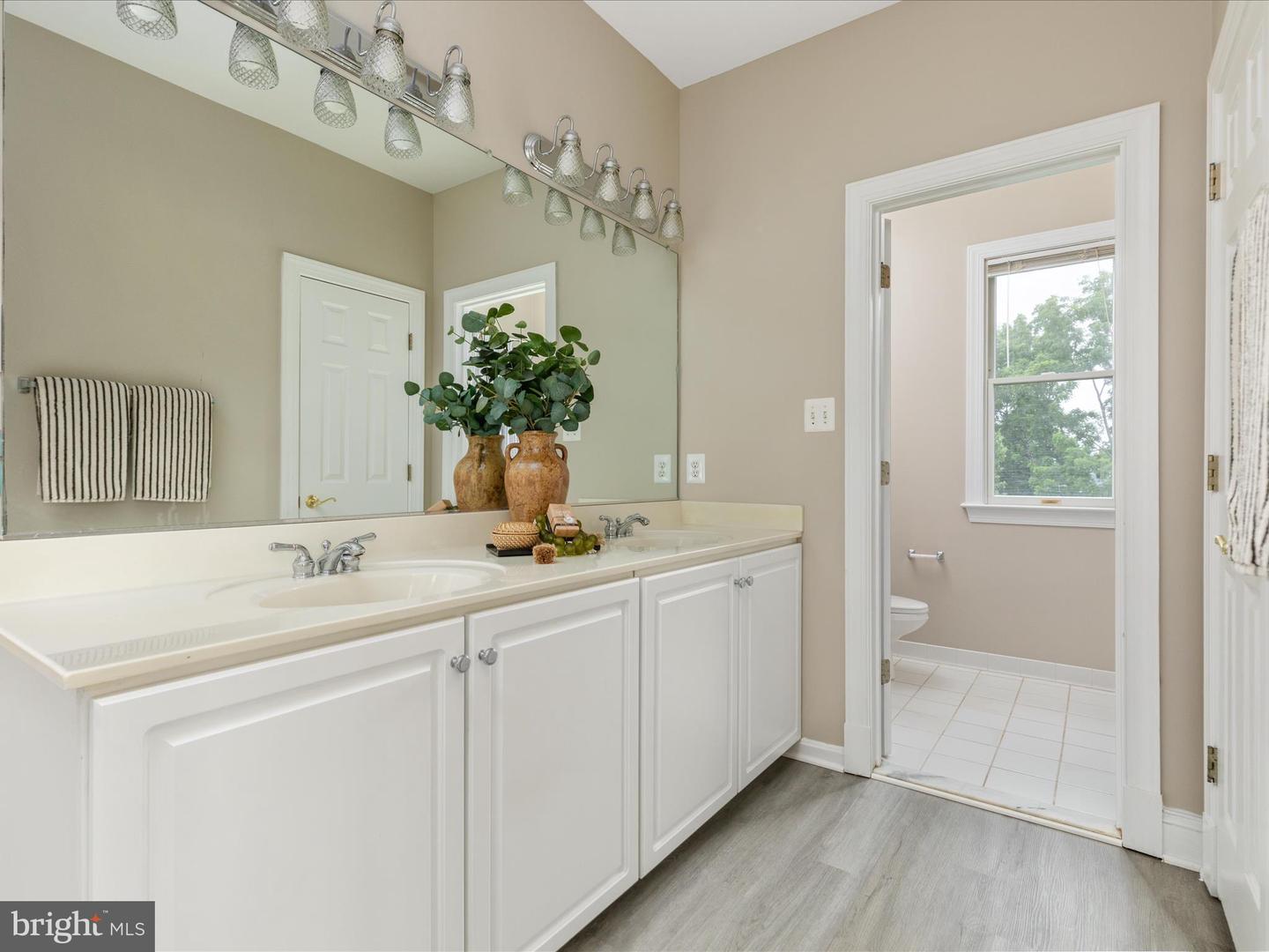 7563 FOXVIEW DR, WARRENTON, Virginia 20186, 5 Bedrooms Bedrooms, 9 Rooms Rooms,4 BathroomsBathrooms,Residential,For sale,7563 FOXVIEW DR,VAFQ2017450 MLS # VAFQ2017450