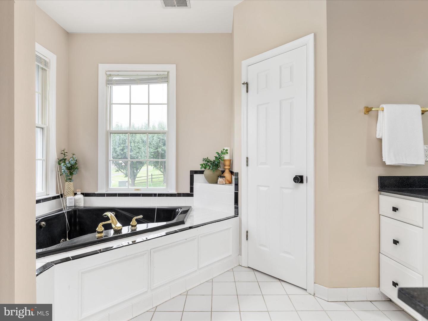 7563 FOXVIEW DR, WARRENTON, Virginia 20186, 5 Bedrooms Bedrooms, 9 Rooms Rooms,4 BathroomsBathrooms,Residential,For sale,7563 FOXVIEW DR,VAFQ2017450 MLS # VAFQ2017450