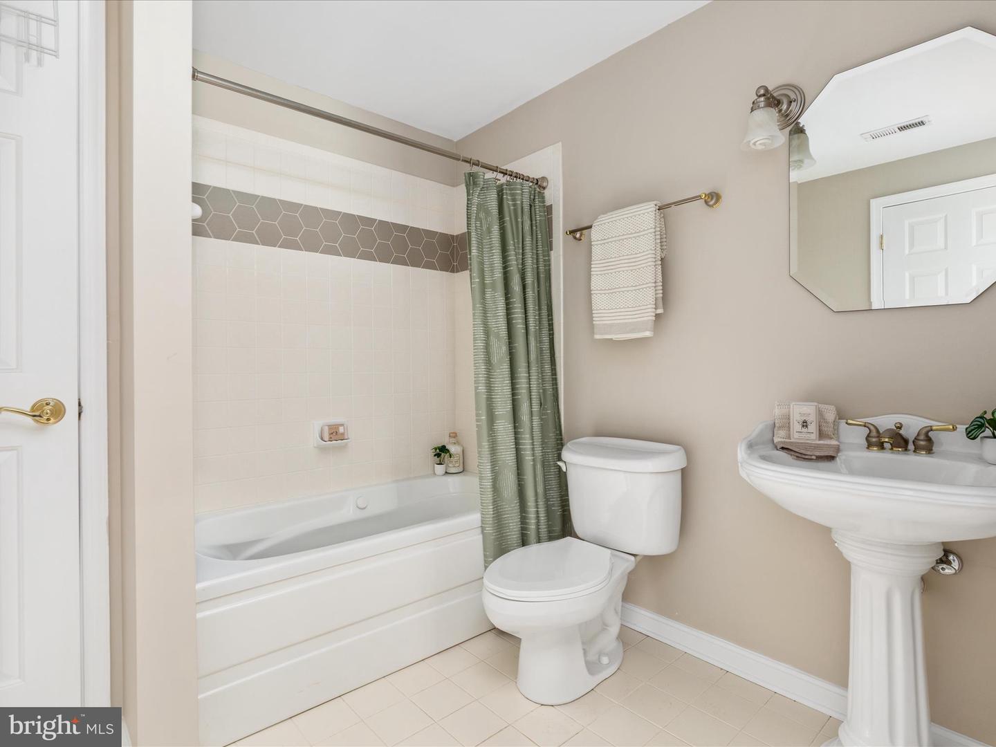 7563 FOXVIEW DR, WARRENTON, Virginia 20186, 5 Bedrooms Bedrooms, 9 Rooms Rooms,4 BathroomsBathrooms,Residential,For sale,7563 FOXVIEW DR,VAFQ2017450 MLS # VAFQ2017450