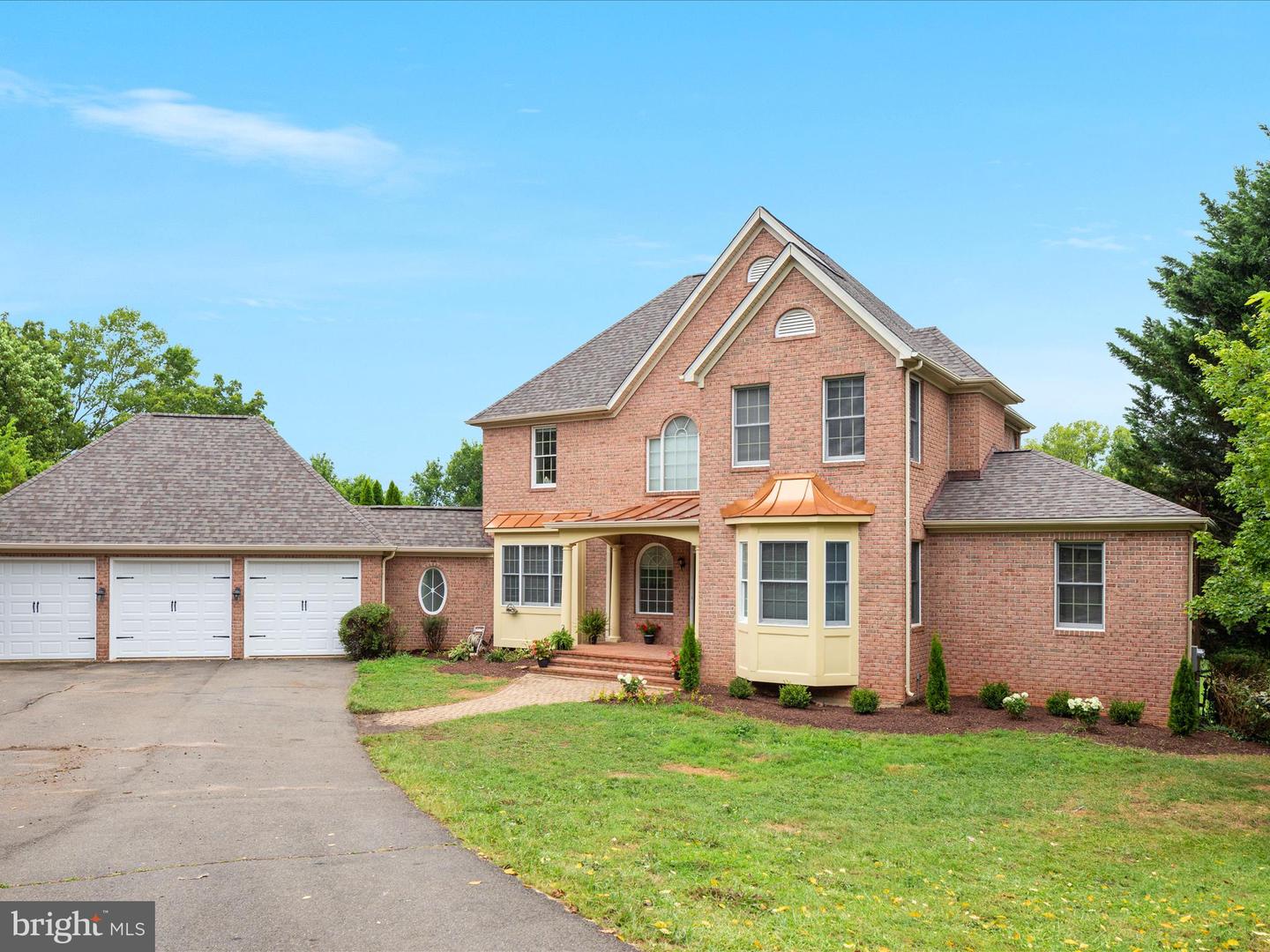 7563 FOXVIEW DR, WARRENTON, Virginia 20186, 5 Bedrooms Bedrooms, 9 Rooms Rooms,4 BathroomsBathrooms,Residential,For sale,7563 FOXVIEW DR,VAFQ2017450 MLS # VAFQ2017450