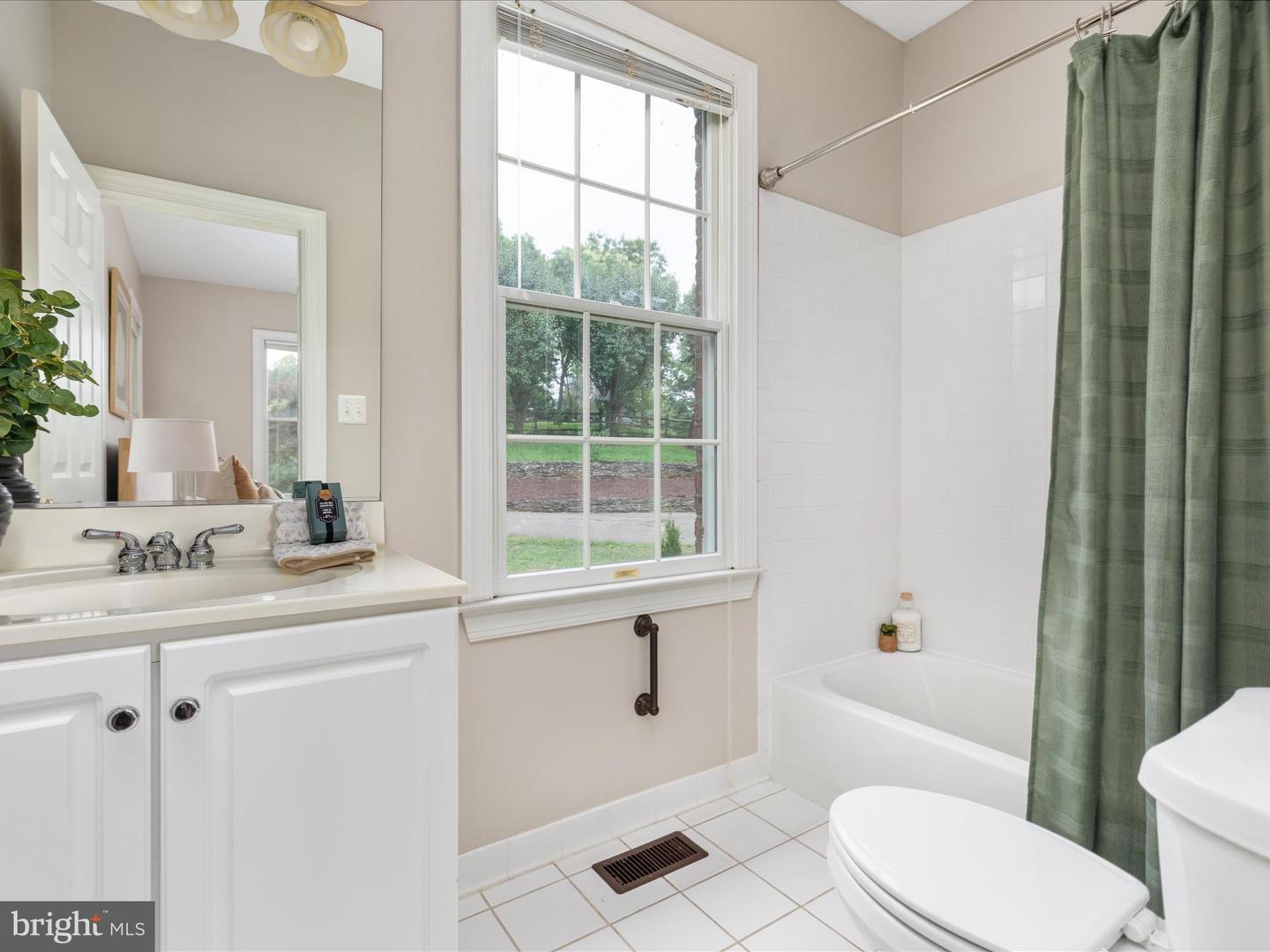 7563 FOXVIEW DR, WARRENTON, Virginia 20186, 5 Bedrooms Bedrooms, 9 Rooms Rooms,4 BathroomsBathrooms,Residential,For sale,7563 FOXVIEW DR,VAFQ2017450 MLS # VAFQ2017450