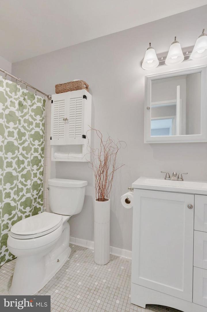 6151 EDSALL RD #D, ALEXANDRIA, Virginia 22304, 2 Bedrooms Bedrooms, ,1 BathroomBathrooms,Residential,For sale,6151 EDSALL RD #D,VAAX2048248 MLS # VAAX2048248