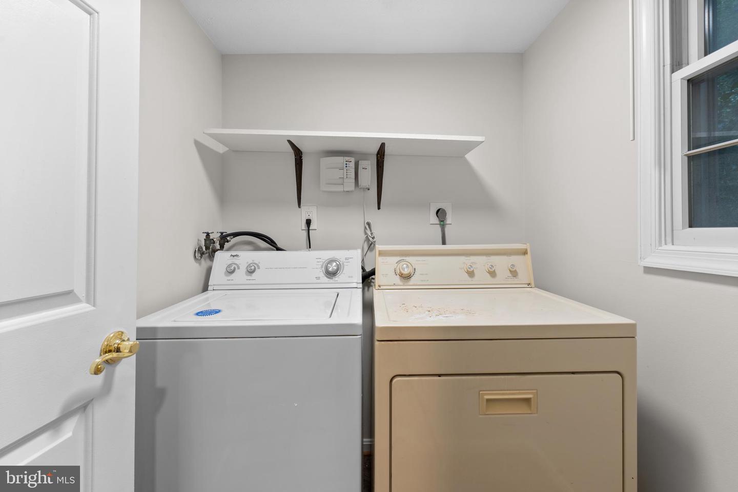 11665 GILMAN LN, HERNDON, Virginia 20170, 4 Bedrooms Bedrooms, ,2 BathroomsBathrooms,Residential,For sale,11665 GILMAN LN,VAFX2259540 MLS # VAFX2259540