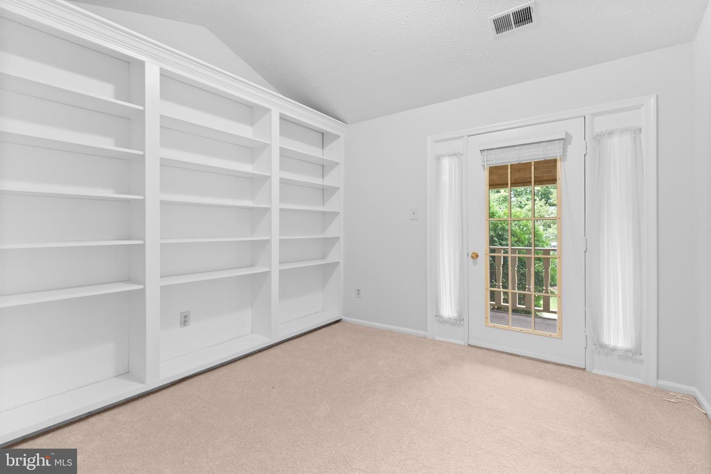 11665 GILMAN LN, HERNDON, Virginia 20170, 4 Bedrooms Bedrooms, ,2 BathroomsBathrooms,Residential,For sale,11665 GILMAN LN,VAFX2259540 MLS # VAFX2259540