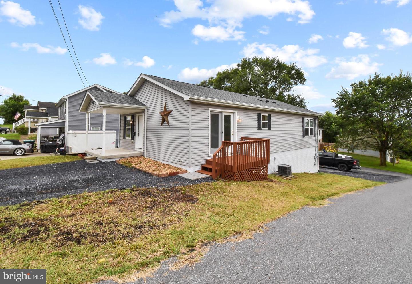 391 ALSBERRY ST, STRASBURG, Virginia 22657, 3 Bedrooms Bedrooms, 5 Rooms Rooms,2 BathroomsBathrooms,Residential,For sale,391 ALSBERRY ST,VASH2012170 MLS # VASH2012170