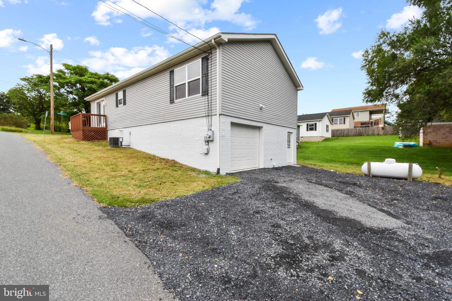 391 ALSBERRY ST, STRASBURG, Virginia 22657, 3 Bedrooms Bedrooms, 5 Rooms Rooms,2 BathroomsBathrooms,Residential,For sale,391 ALSBERRY ST,VASH2012170 MLS # VASH2012170