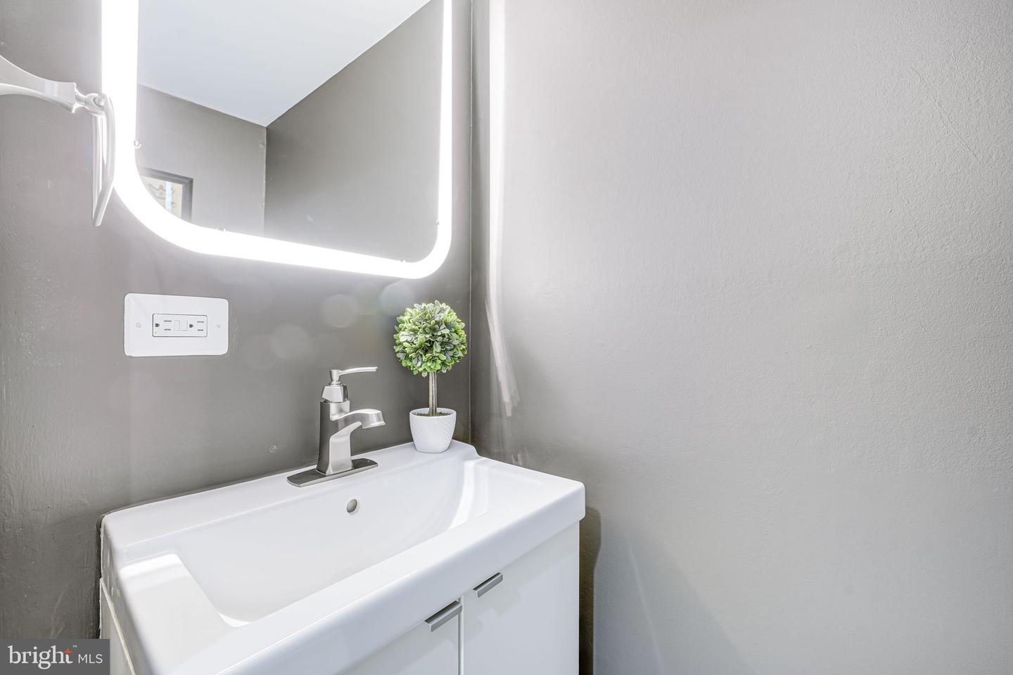 11467 WASHINGTON PLAZA W, RESTON, Virginia 20190, 3 Bedrooms Bedrooms, ,2 BathroomsBathrooms,Residential,For sale,11467 WASHINGTON PLAZA W,VAFX2252802 MLS # VAFX2252802