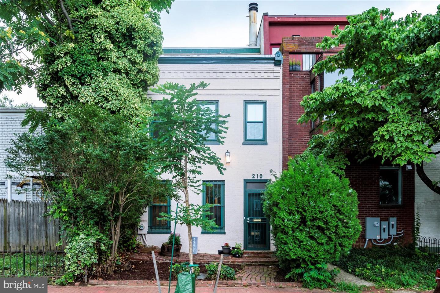 210 13TH ST SE, WASHINGTON, District Of Columbia 20003, 2 Bedrooms Bedrooms, ,1 BathroomBathrooms,Residential,For sale,210 13TH ST SE,DCDC2209800 MLS # DCDC2209800