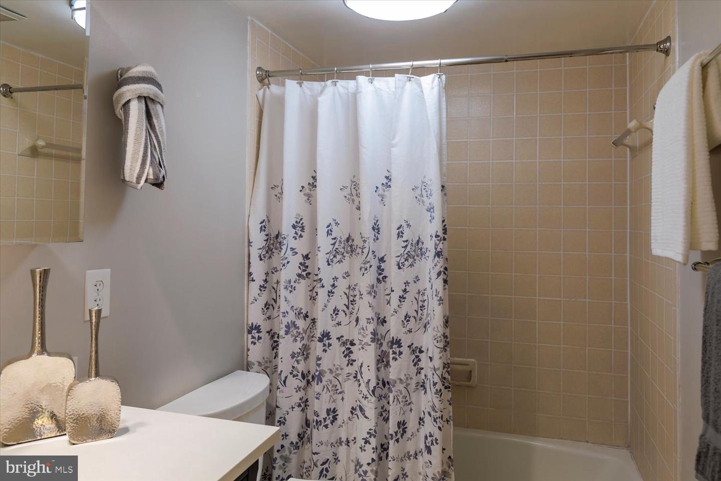 210 13TH ST SE, WASHINGTON, District Of Columbia 20003, 2 Bedrooms Bedrooms, ,1 BathroomBathrooms,Residential,For sale,210 13TH ST SE,DCDC2209800 MLS # DCDC2209800
