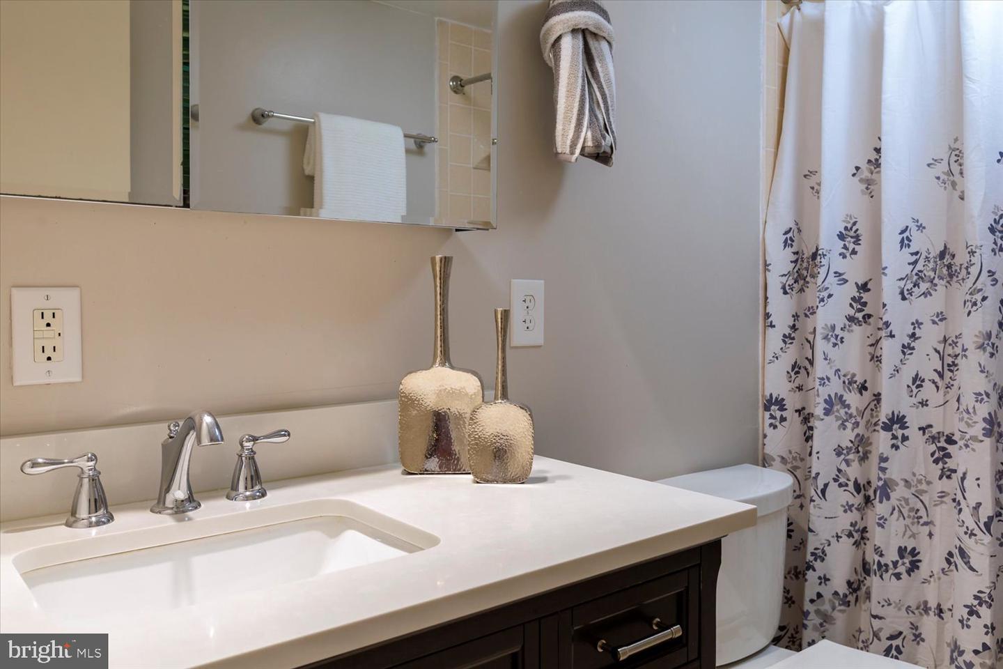 210 13TH ST SE, WASHINGTON, District Of Columbia 20003, 2 Bedrooms Bedrooms, ,1 BathroomBathrooms,Residential,For sale,210 13TH ST SE,DCDC2209800 MLS # DCDC2209800