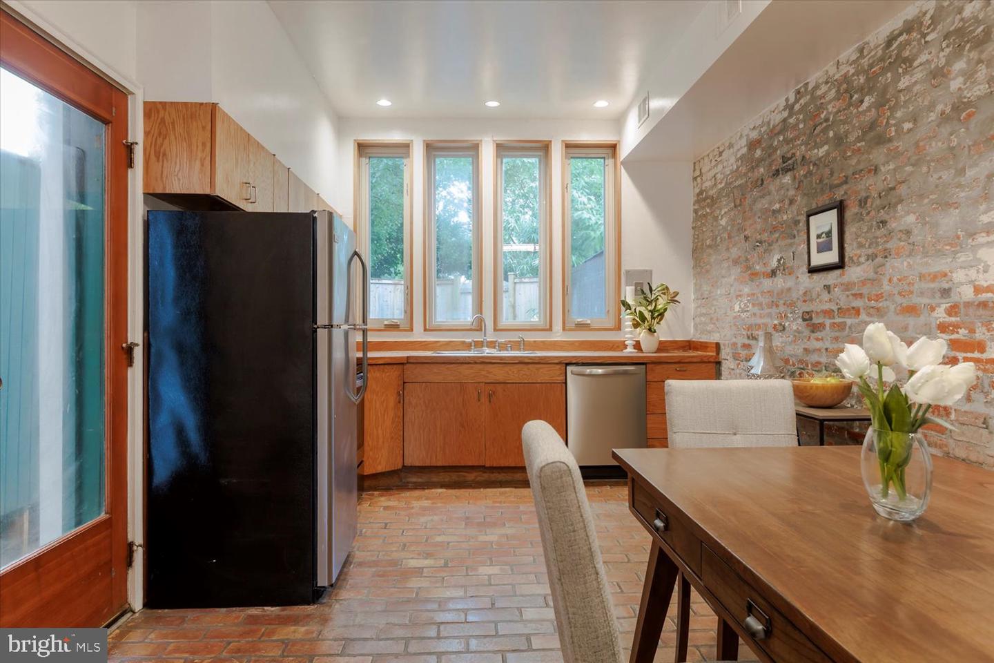 210 13TH ST SE, WASHINGTON, District Of Columbia 20003, 2 Bedrooms Bedrooms, ,1 BathroomBathrooms,Residential,For sale,210 13TH ST SE,DCDC2209800 MLS # DCDC2209800