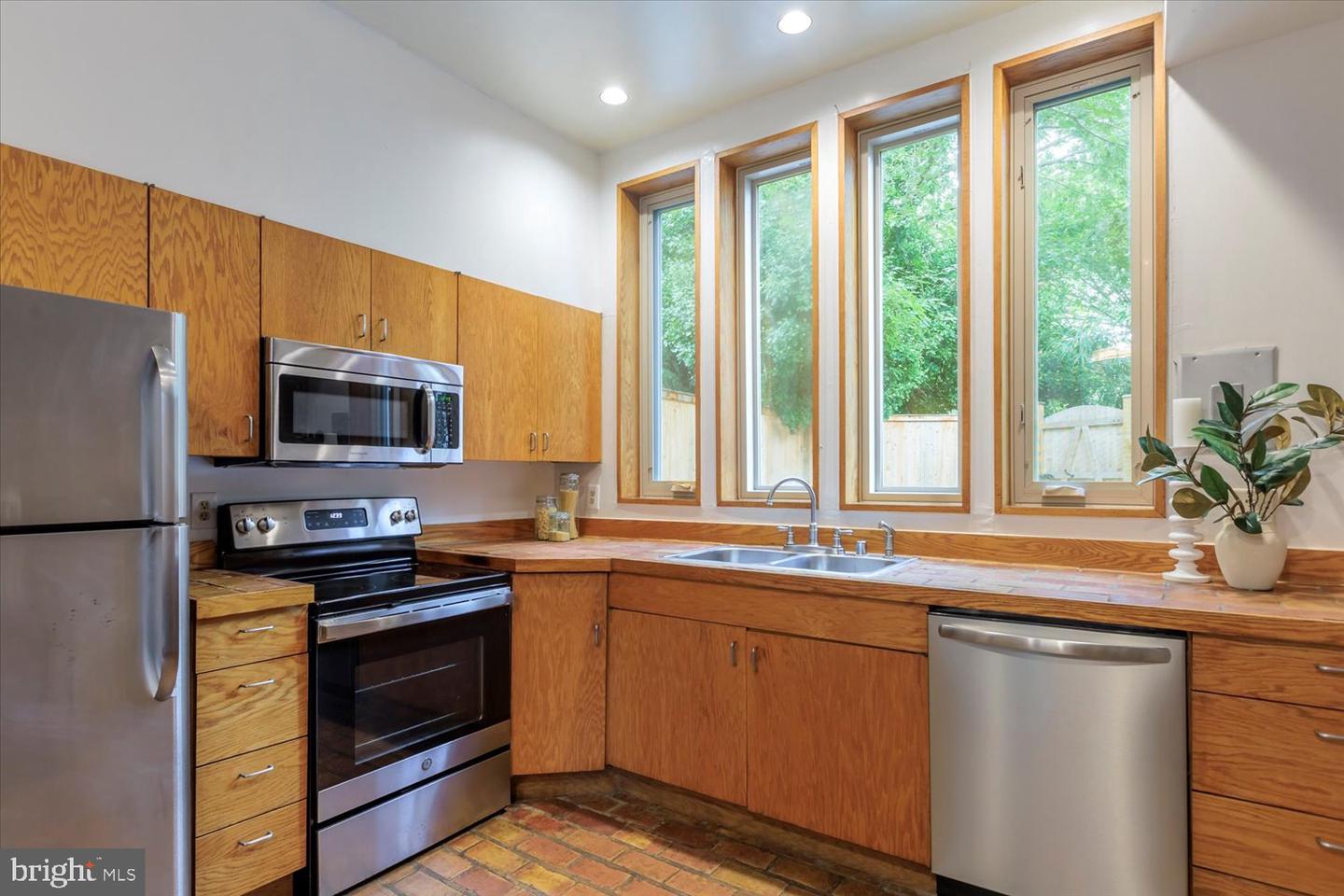 210 13TH ST SE, WASHINGTON, District Of Columbia 20003, 2 Bedrooms Bedrooms, ,1 BathroomBathrooms,Residential,For sale,210 13TH ST SE,DCDC2209800 MLS # DCDC2209800