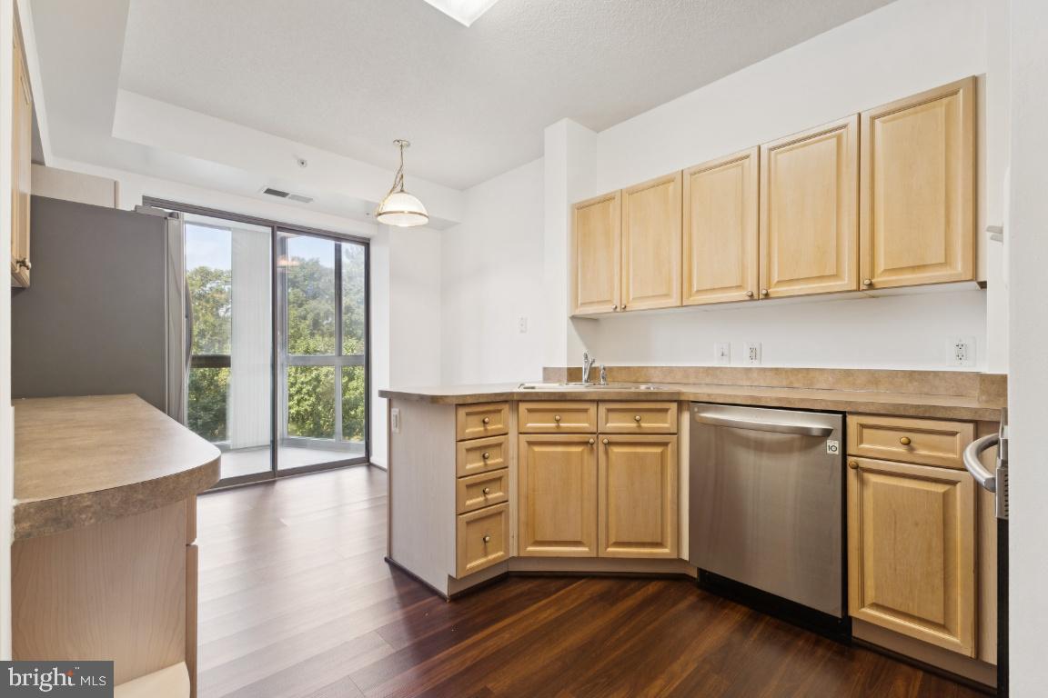 19355 CYPRESS RIDGE TER #423, LEESBURG, Virginia 20176, 2 Bedrooms Bedrooms, 10 Rooms Rooms,2 BathroomsBathrooms,Residential,For sale,19355 CYPRESS RIDGE TER #423,VALO2103500 MLS # VALO2103500