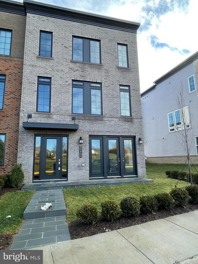 22992 BROOKSBANK, BRAMBLETON, Virginia 20148, 4 Bedrooms Bedrooms, 8 Rooms Rooms,3 BathroomsBathrooms,Residential,For sale,22992 BROOKSBANK,VALO2103890 MLS # VALO2103890