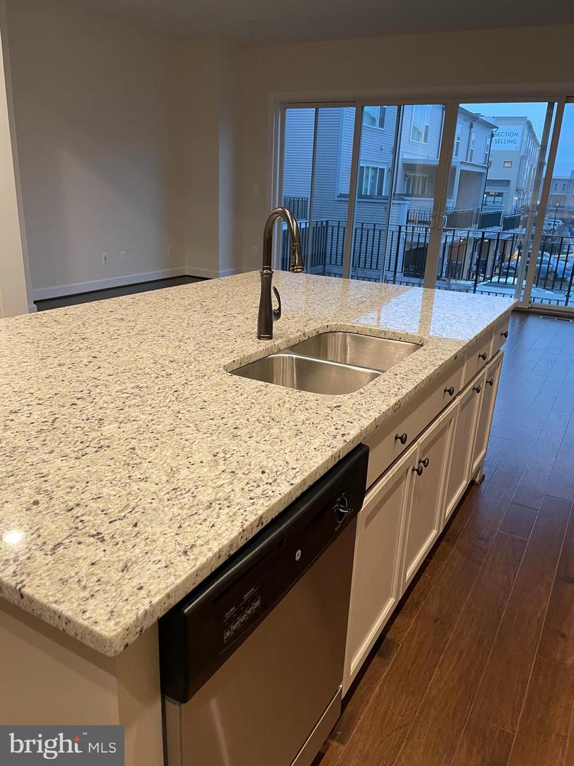 22992 BROOKSBANK, BRAMBLETON, Virginia 20148, 4 Bedrooms Bedrooms, 8 Rooms Rooms,3 BathroomsBathrooms,Residential,For sale,22992 BROOKSBANK,VALO2103890 MLS # VALO2103890