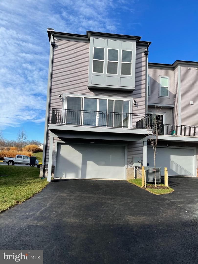22992 BROOKSBANK, BRAMBLETON, Virginia 20148, 4 Bedrooms Bedrooms, 8 Rooms Rooms,3 BathroomsBathrooms,Residential,For sale,22992 BROOKSBANK,VALO2103890 MLS # VALO2103890