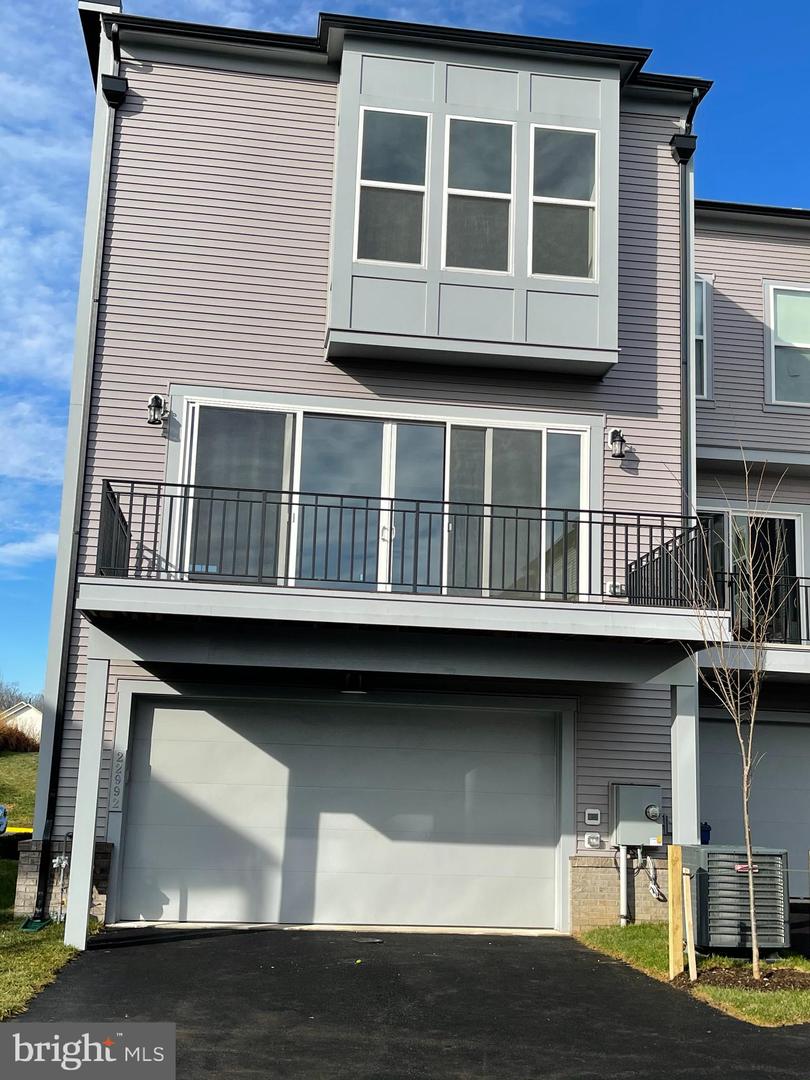 22992 BROOKSBANK, BRAMBLETON, Virginia 20148, 4 Bedrooms Bedrooms, 8 Rooms Rooms,3 BathroomsBathrooms,Residential,For sale,22992 BROOKSBANK,VALO2103890 MLS # VALO2103890