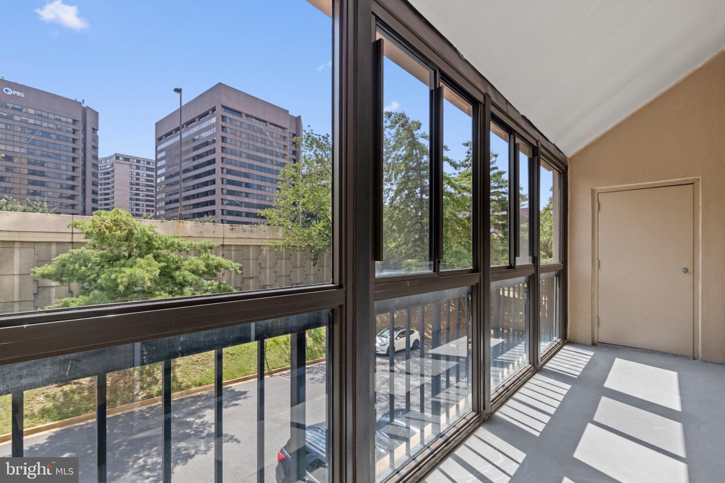 1211 S EADS ST #108, ARLINGTON, Virginia 22202, 1 Bedroom Bedrooms, 2 Rooms Rooms,1 BathroomBathrooms,Residential,For sale,1211 S EADS ST #108,VAAR2061640 MLS # VAAR2061640