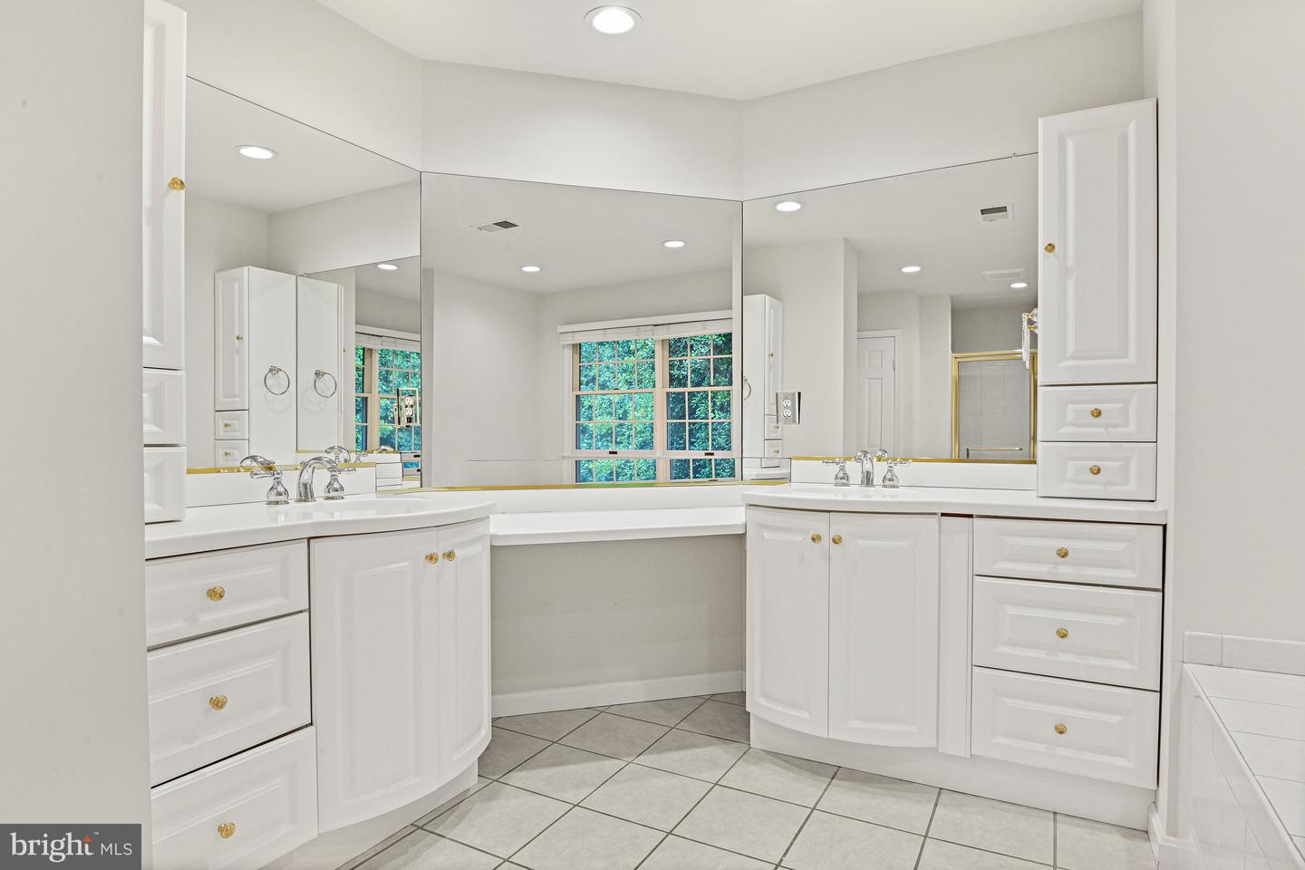 11904 PARADISE LN, HERNDON, Virginia 20171, 5 Bedrooms Bedrooms, ,2 BathroomsBathrooms,Residential,For sale,11904 PARADISE LN,VAFX2239430 MLS # VAFX2239430