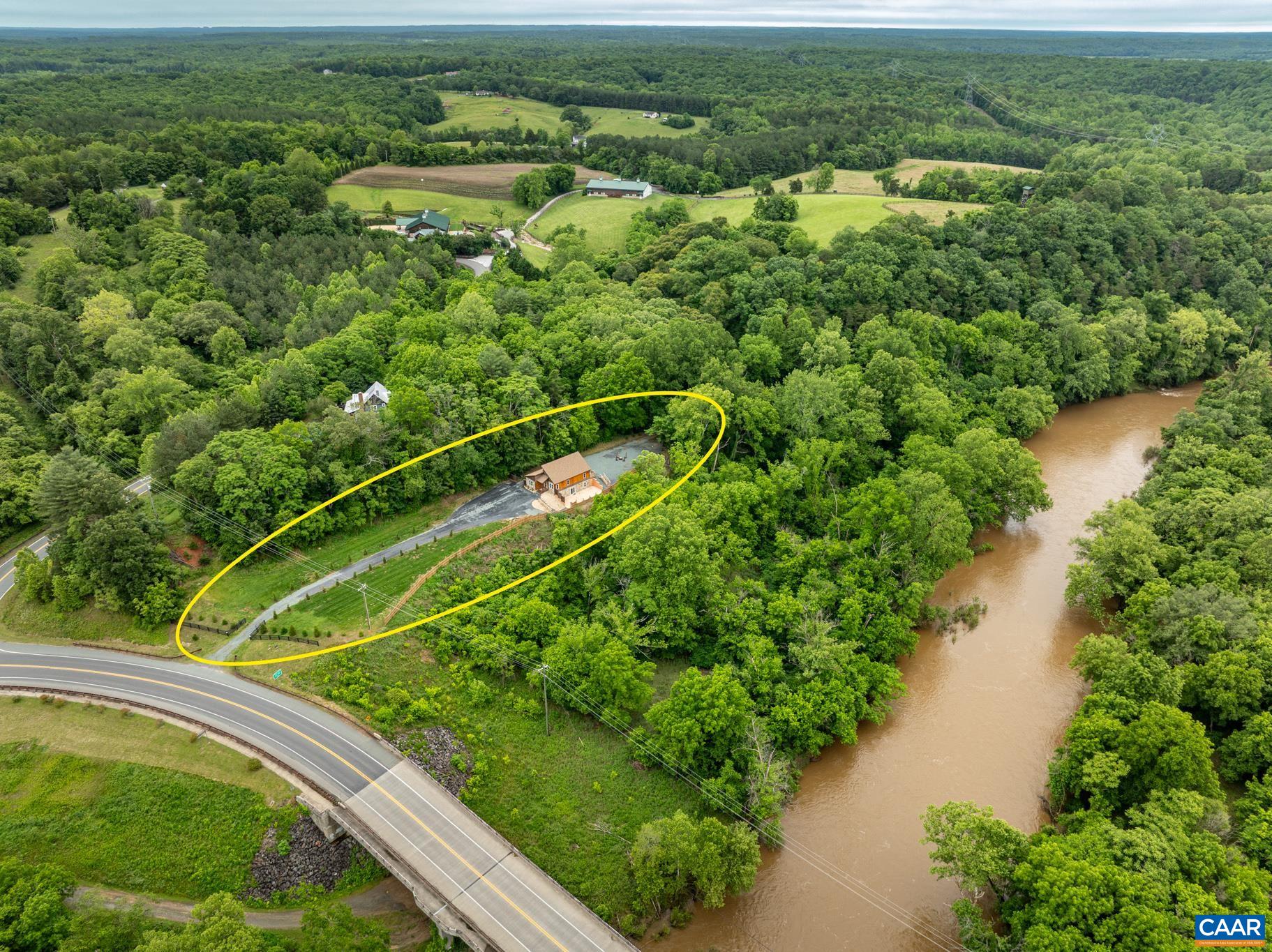 A short stroll to the Rivanna River to fish, kayak, canoe, Toss a ball to your 4 legged friend at Pleasant grove Dog park, or relax at the sandy beach area on the Rivanna all a few mins away.