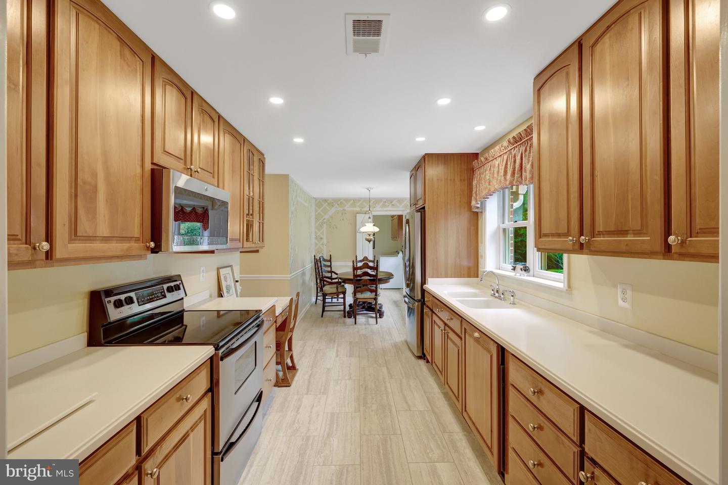 2201 LYDIA PL, VIENNA, Virginia 22181, 5 Bedrooms Bedrooms, 4 Rooms Rooms,3 BathroomsBathrooms,Residential,For sale,2201 LYDIA PL,VAFX2258356 MLS # VAFX2258356