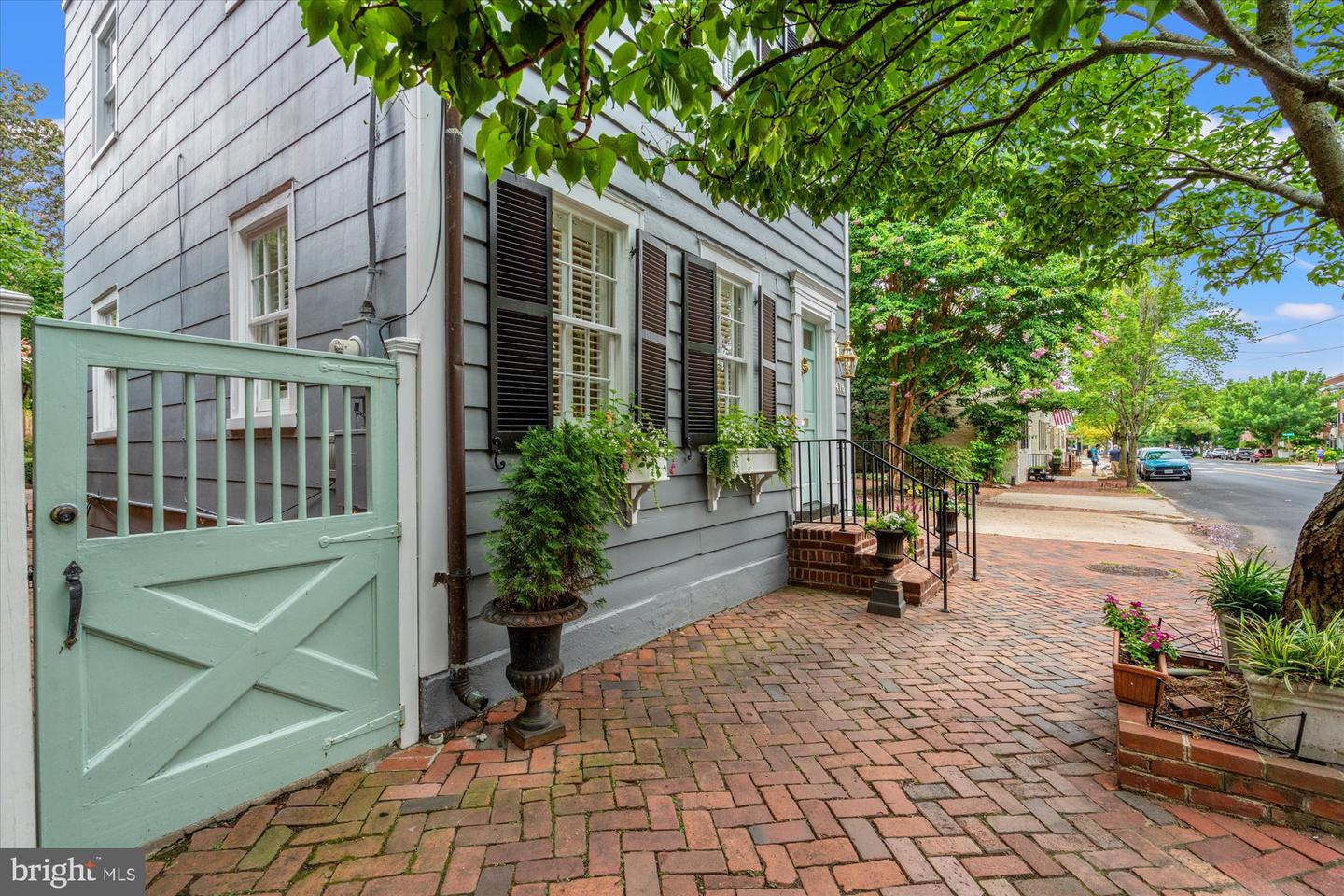 416 S ROYAL ST, ALEXANDRIA, Virginia 22314, 3 Bedrooms Bedrooms, ,1 BathroomBathrooms,Residential,For sale,416 S ROYAL ST,VAAX2048058 MLS # VAAX2048058
