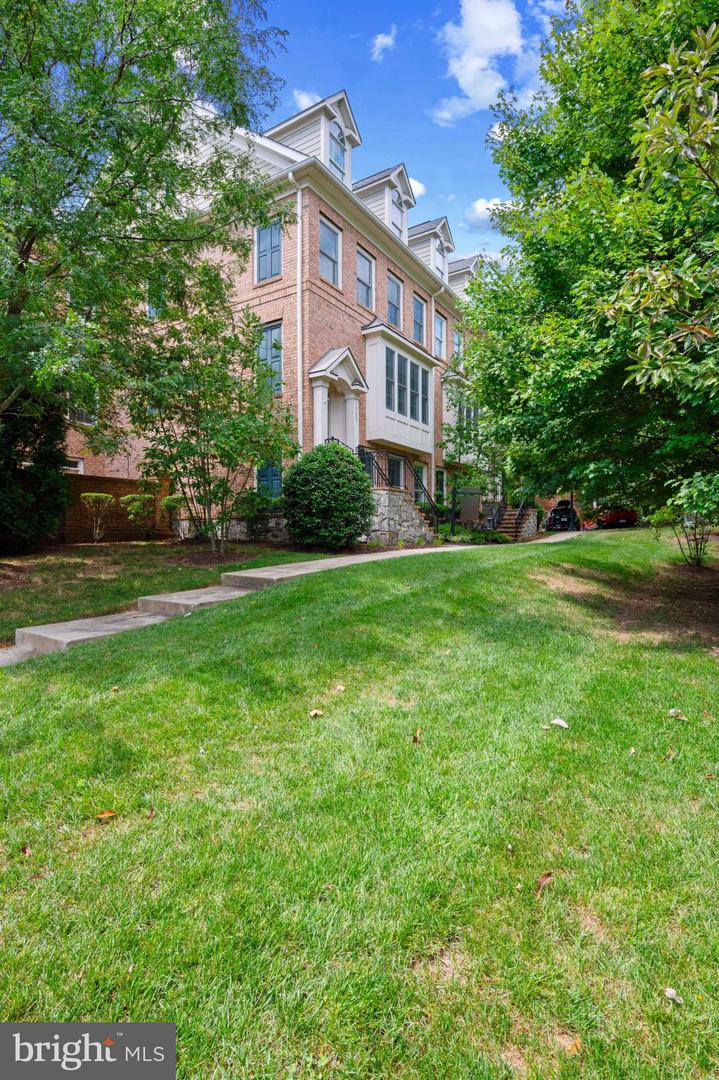 10605 YORKTOWN DR, FAIRFAX, Virginia 22030, 3 Bedrooms Bedrooms, ,3 BathroomsBathrooms,Residential,For sale,10605 YORKTOWN DR,VAFC2006708 MLS # VAFC2006708