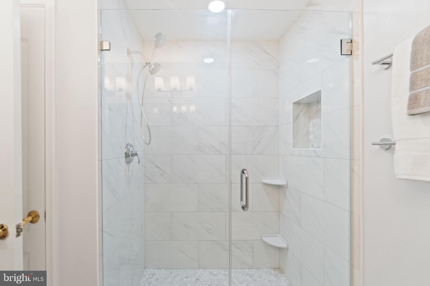 1805 KENWOOD AVE, ALEXANDRIA, Virginia 22302, 2 Bedrooms Bedrooms, 8 Rooms Rooms,2 BathroomsBathrooms,Residential,For sale,1805 KENWOOD AVE,VAAX2047996 MLS # VAAX2047996