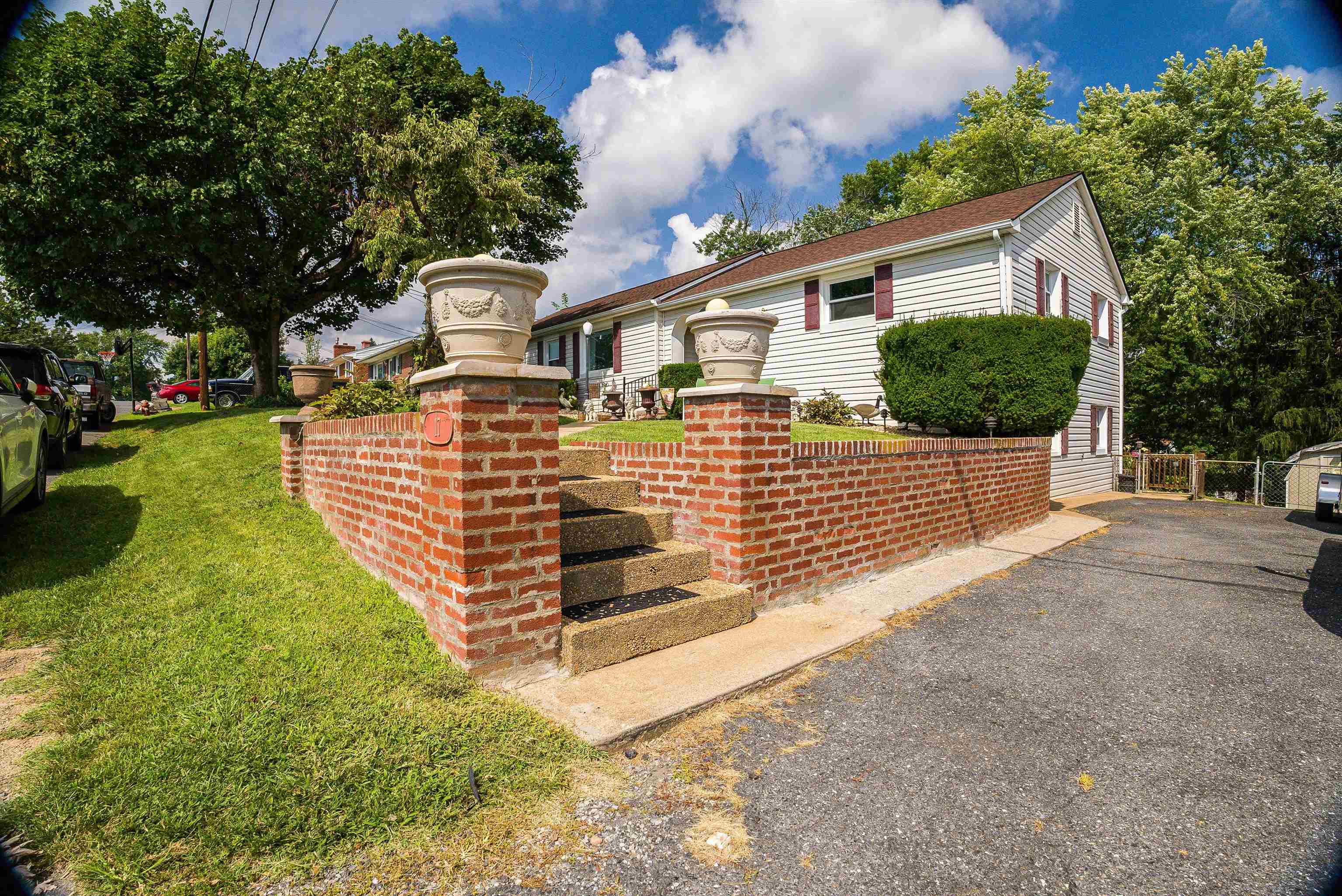 17 MOUNTAIN VIEW DR, VERONA, Virginia 24482, 4 Bedrooms Bedrooms, ,2 BathroomsBathrooms,Residential,17 MOUNTAIN VIEW DR,667581 MLS # 667581