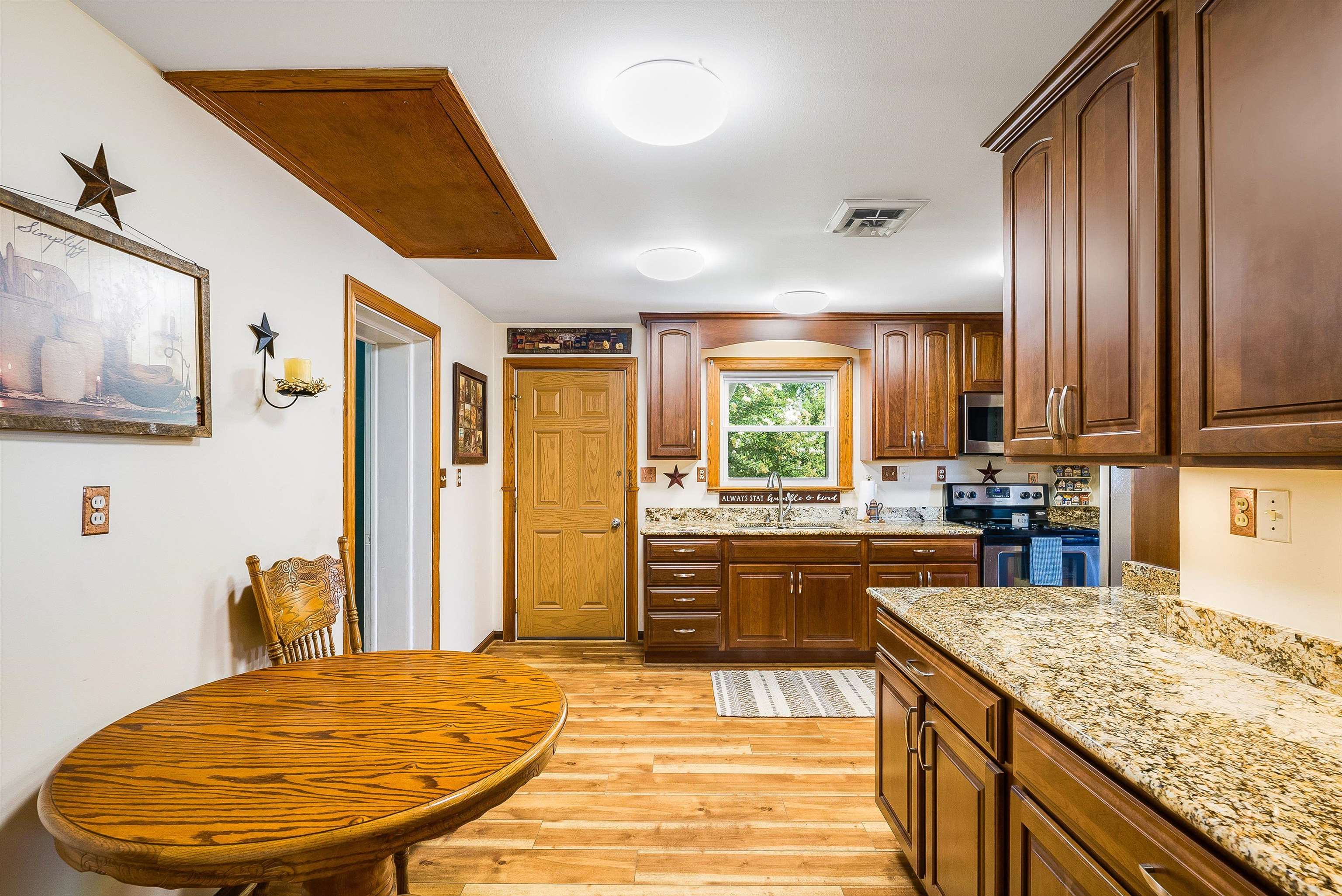 17 MOUNTAIN VIEW DR, VERONA, Virginia 24482, 4 Bedrooms Bedrooms, ,2 BathroomsBathrooms,Residential,17 MOUNTAIN VIEW DR,667581 MLS # 667581