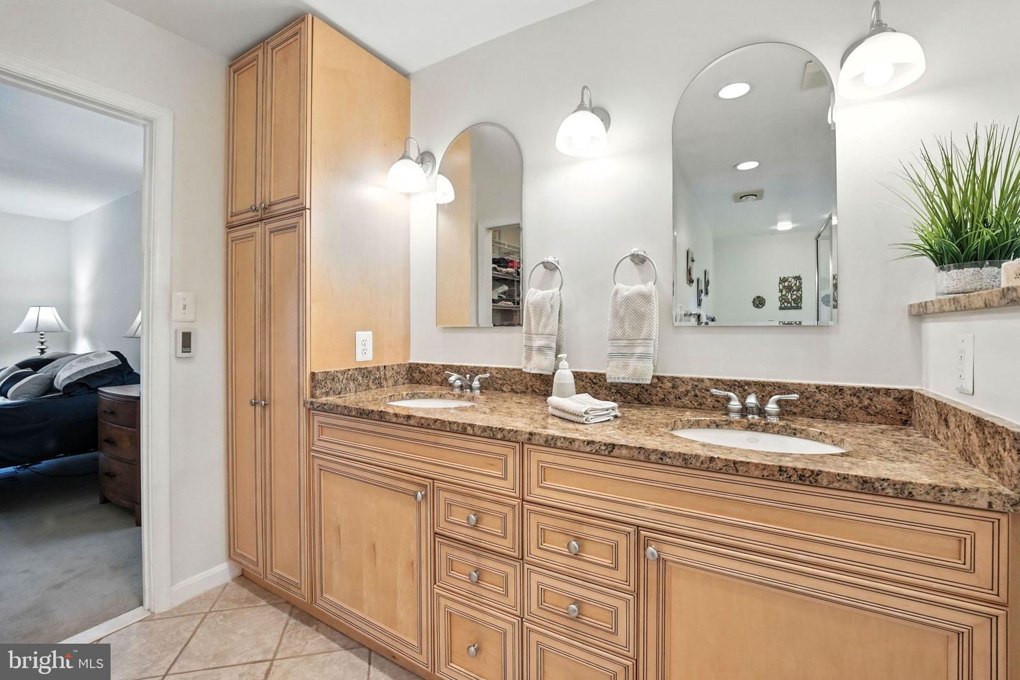 6018 LINCOLNWOOD CT, BURKE, Virginia 22015, 4 Bedrooms Bedrooms, ,3 BathroomsBathrooms,Residential,For sale,6018 LINCOLNWOOD CT,VAFX2256358 MLS # VAFX2256358