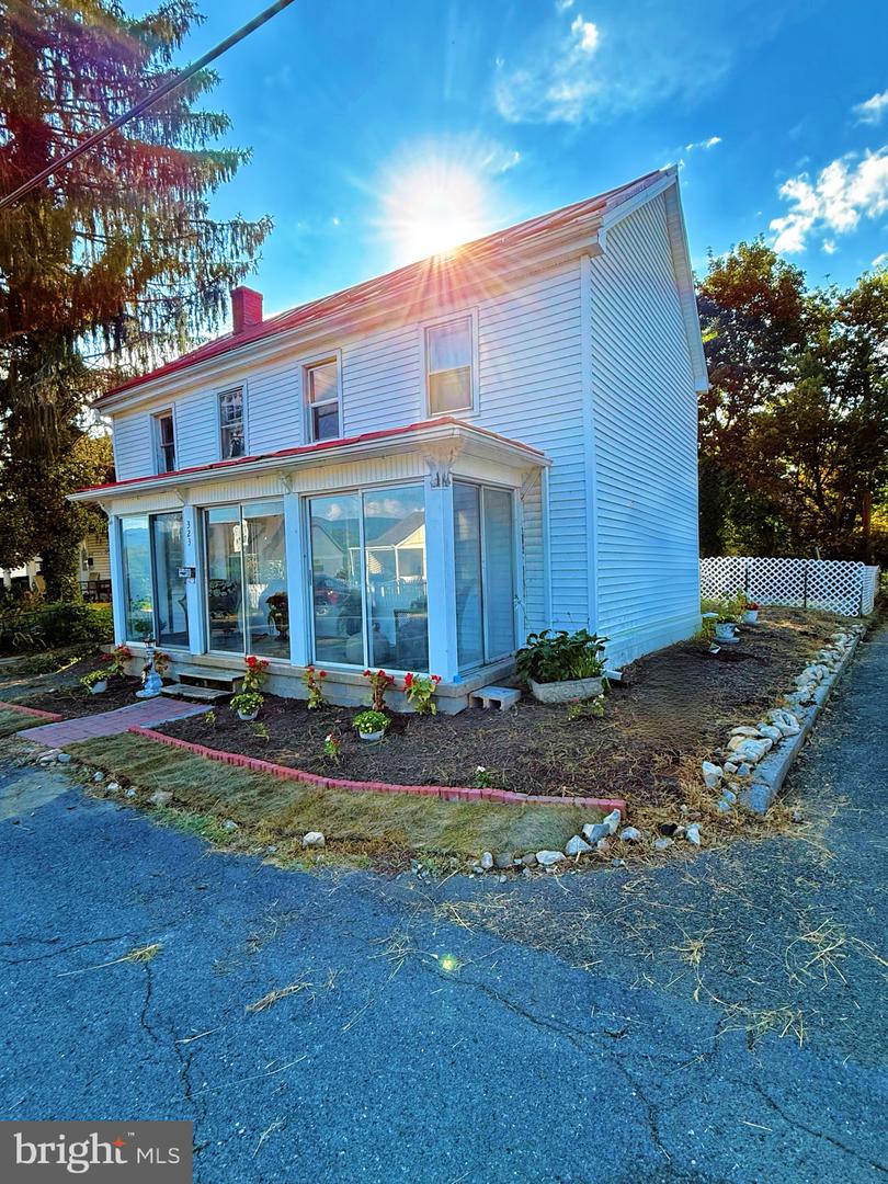 323 N CHURCH ST, WOODSTOCK, Virginia 22664, 3 Bedrooms Bedrooms, 7 Rooms Rooms,1 BathroomBathrooms,Residential,For sale,323 N CHURCH ST,VASH2012172 MLS # VASH2012172