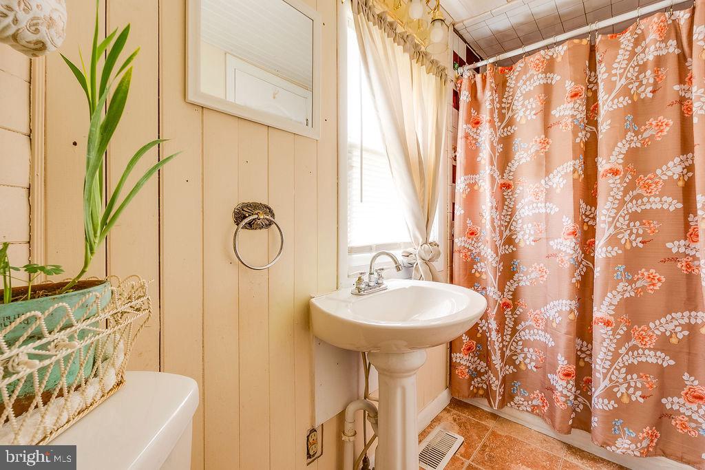 202 EARLY ST, FREDERICKSBURG, Virginia 22408, 3 Bedrooms Bedrooms, 11 Rooms Rooms,2 BathroomsBathrooms,Residential,For sale,202 EARLY ST,VASP2035304 MLS # VASP2035304