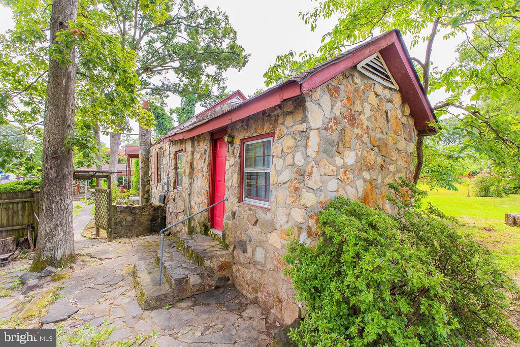 202 EARLY ST, FREDERICKSBURG, Virginia 22408, 3 Bedrooms Bedrooms, 11 Rooms Rooms,2 BathroomsBathrooms,Residential,For sale,202 EARLY ST,VASP2035304 MLS # VASP2035304