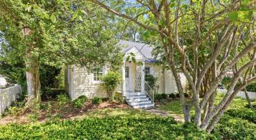 106 W MARSHALL ST, MIDDLEBURG, Virginia 20117, 2 Bedrooms Bedrooms, ,2 BathroomsBathrooms,Residential,For sale,106 W MARSHALL ST,VALO2100644 MLS # VALO2100644