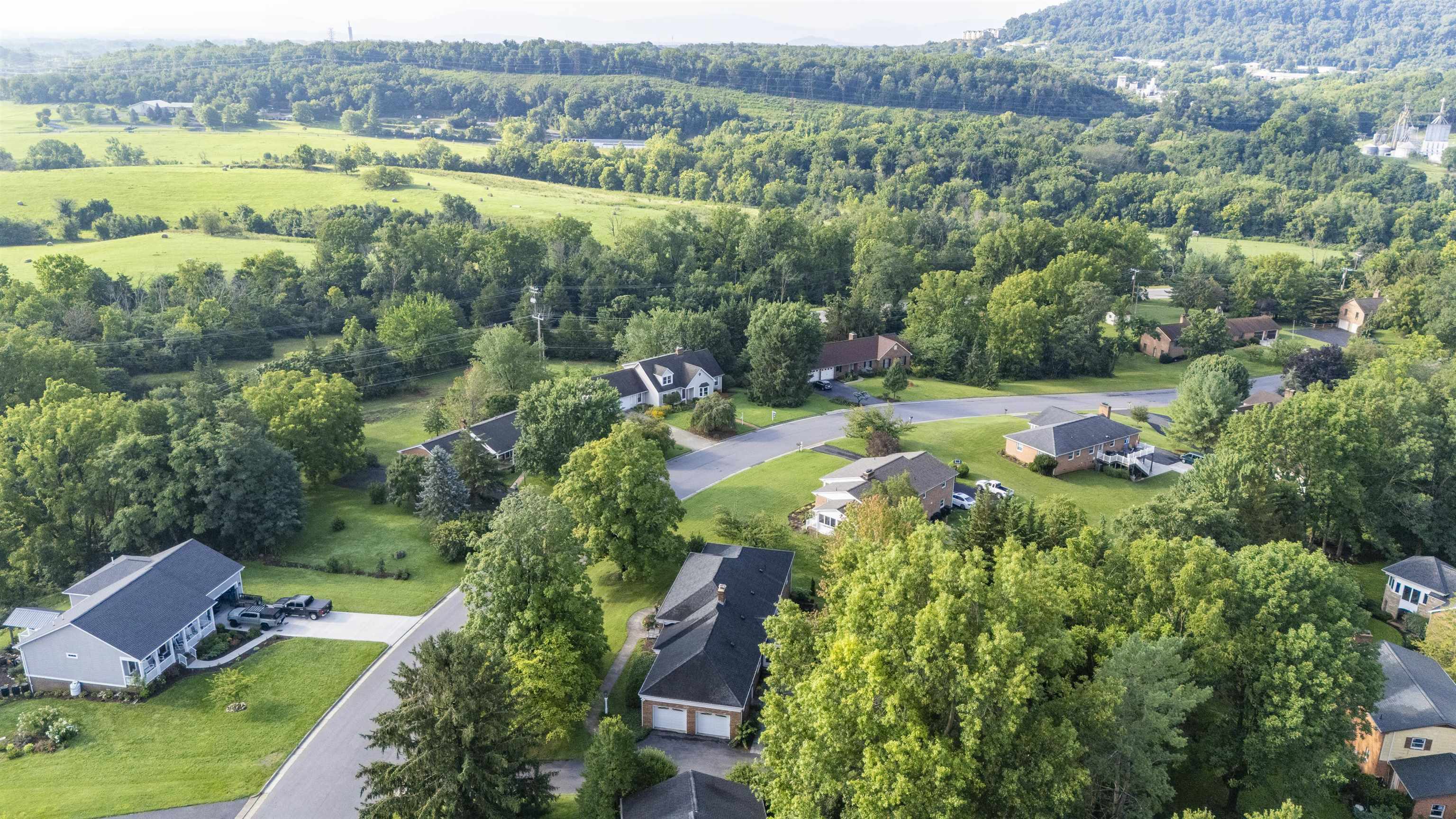 815 LAMMERMOOR DR, STAUNTON, Virginia 24401, 4 Bedrooms Bedrooms, ,3 BathroomsBathrooms,Residential,815 LAMMERMOOR DR,667602 MLS # 667602