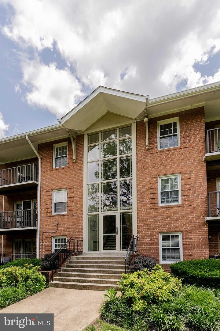 3334 SPRING LN #B-12, FALLS CHURCH, Virginia 22041, 3 Bedrooms Bedrooms, ,2 BathroomsBathrooms,Residential,For sale,3334 SPRING LN #B-12,VAFX2245094 MLS # VAFX2245094