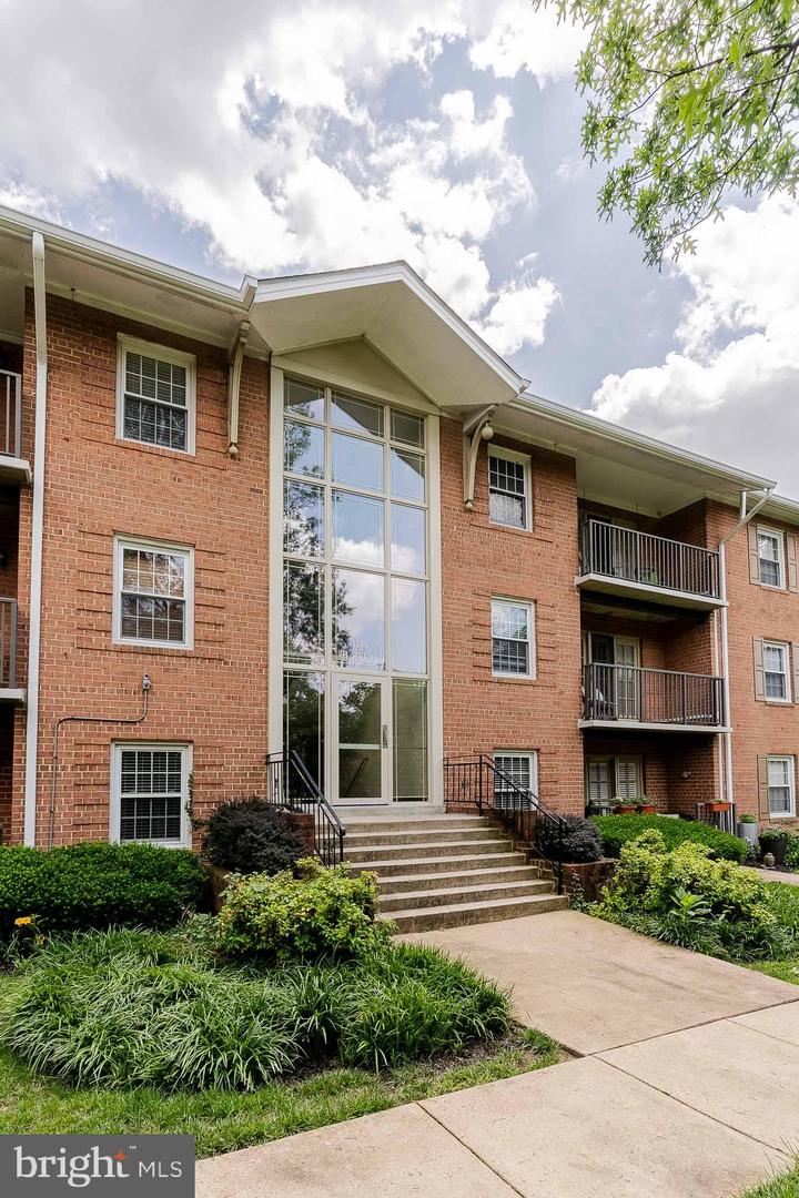3334 SPRING LN #B-12, FALLS CHURCH, Virginia 22041, 3 Bedrooms Bedrooms, ,2 BathroomsBathrooms,Residential,For sale,3334 SPRING LN #B-12,VAFX2245094 MLS # VAFX2245094